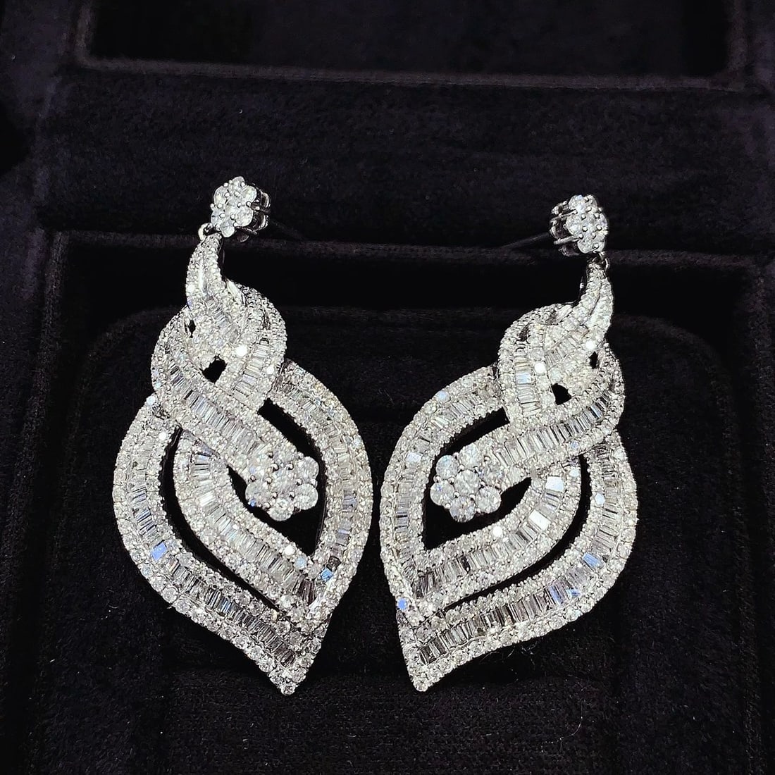 14k Gold 5 Ct Natural H Diamond Earrings: Ref:231178063 // gold content:14k gold // main gemstone:diamond // shape:multiple // carat weight:5ct // clarity grade:vs-si // color:h // treatment:natural // Condition: New Low Estimate: 12000 High