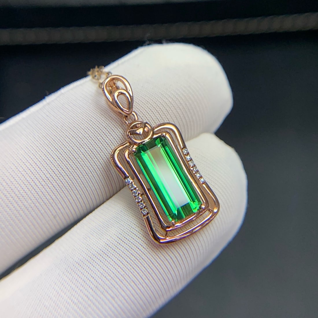 14k Gold 2.1 Ct Natural Tourmaline & Diamond Pendant( Without Chain ): Ref:231178065 // gold content:14k gold // main gemstone:tourmaline // shape:octagonal // carat weight:2. 1ct // color:green // treatment:natural // // adjacent gemstone 2 : diamond // shape:round //