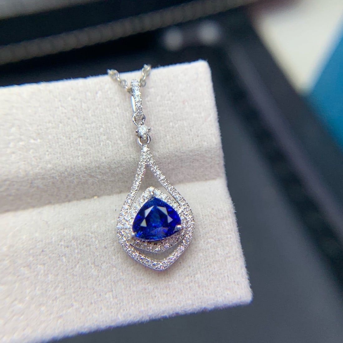 14k Gold 1.0 Ct Natural Sapphire & Diamond Pendant( Without Chain ): Ref:231178076 // gold content:14k gold // main gemstone:sapphire // shape:pear // carat weight:1. 0ct // color:royal blue // treatment:natural // // adjacent gemstone 2 : diamond // shape:round //