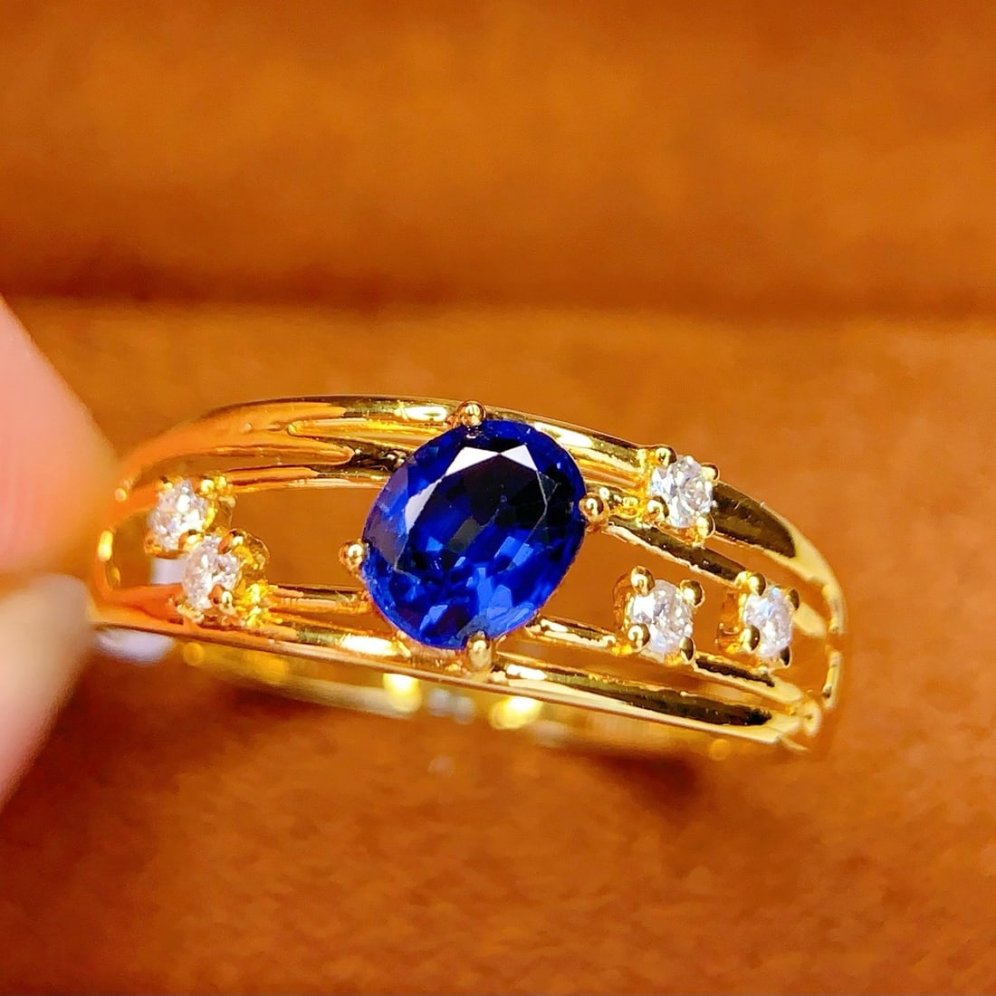 14k Gold 0.85 Ct Vivid Blue Natural Sapphire & Diamond Ring: Ref:231178077 // gold content:14k gold // ring size:7. 25us // // main gemstone:sapphire // shape:oval // carat weight:0. 85ct // color:vivid blue // treatment:natural // // adjacent gemstone 2 : diam