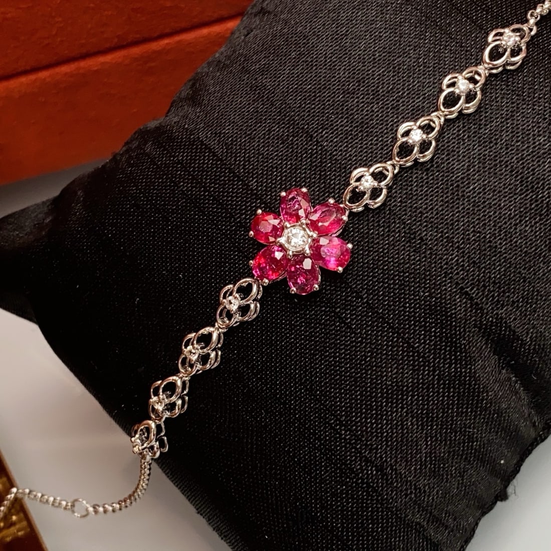 14k Gold 2.30 Ct Natural Ruby & Sapphire Bracelet: Ref:231178087 // gold content:14k gold // main gemstone:ruby // shape:oval // carat weight:2. 30ct // color:red // treatment:natural // // adjacent gemstone 2 : sapphire // number of stones:9 // shape