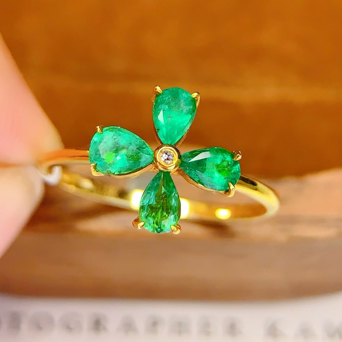 14k Gold 1 Ct Natural Emerald & Diamond Ring: Ref:231178109 // gold content:14k gold // ring size:7. 25us // // main gemstone:emerald // shape:pear // carat weight:1ct // color:green // treatment:natural // // adjacent gemstone 2 : diamond //