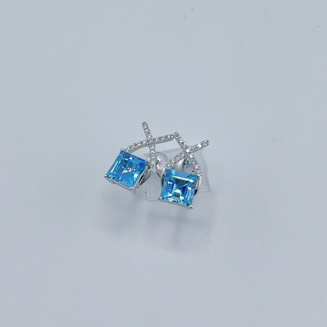 14k Gold 1.95 Ctw Natural Aquamarine & Diamond Earrings: Ref:231178115 // gold content:14k gold // main gemstone:aquamarine // shape:square // carat weight:1. 80ct // color:blue // treatment:natural // // adjacent gemstone 2 : diamond // shape:round //