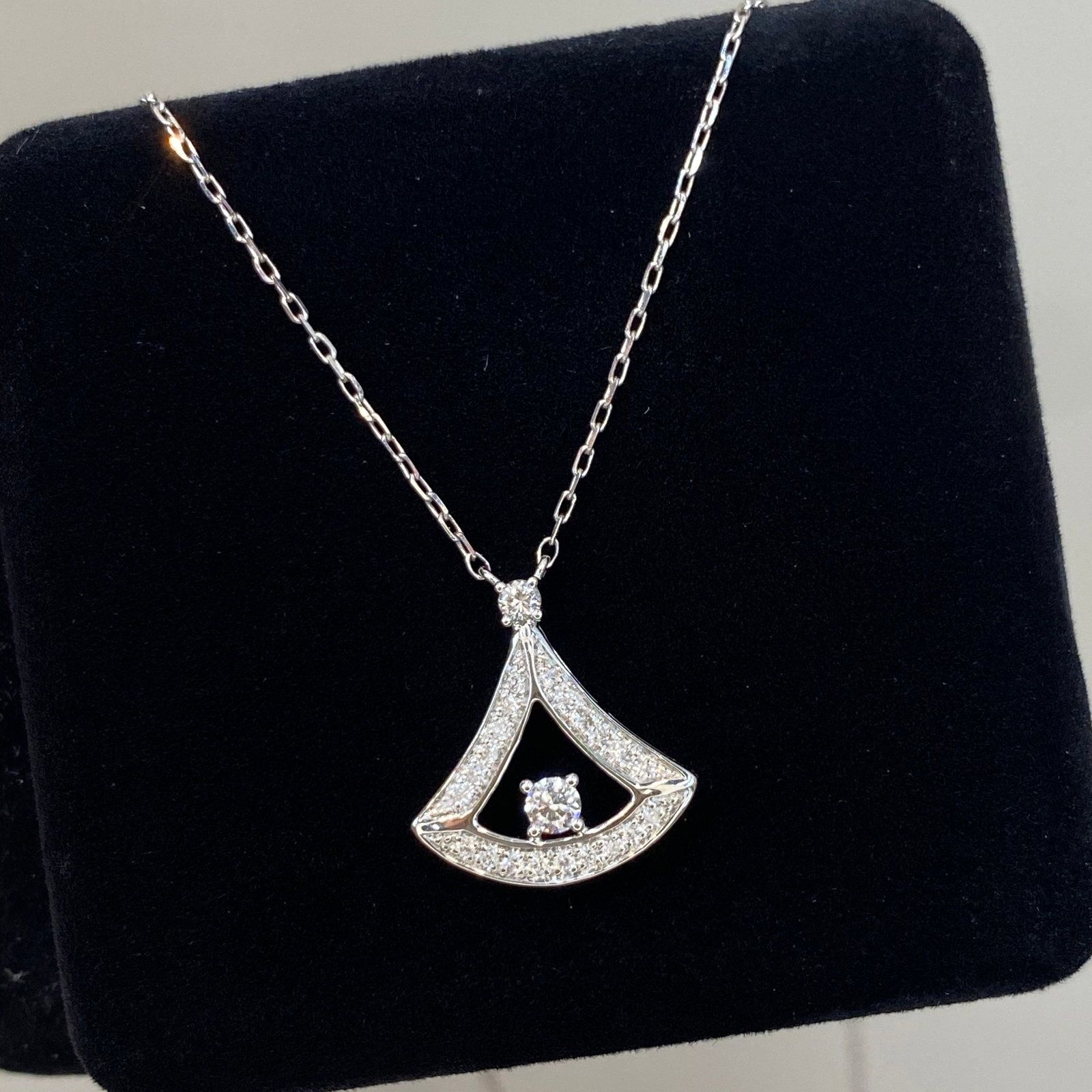 14k Gold 0.23 Ct Natural H Diamond Necklace: Ref:231178118 // gold content:14k gold // main gemstone:diamond // shape:round // carat weight:0. 23ct // clarity grade:vs-si // color:h // treatment:natural // cut grade:g // High Estimate: 3000