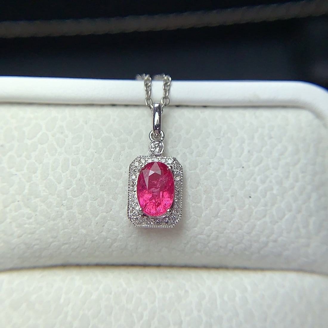 14k Gold 0.92 Ct Natural Spinel & Diamond Pendant( Without Chain ): Ref:231178126 // gold content:14k gold // main gemstone:spinel // shape:oval // carat weight:0. 92ct // color:pink // treatment:natural // // adjacent gemstone 2 : diamond // shape:round // clarity gr