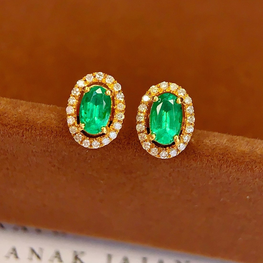 14k Gold 1.2 Ct Natural Emerald & Diamond Earrings: Ref:231178128 // gold content:14k gold // main gemstone:emerald // shape:oval // carat weight:1. 2ct // color:green // treatment:natural // // adjacent gemstone 2 : diamond // number of stones:42 //