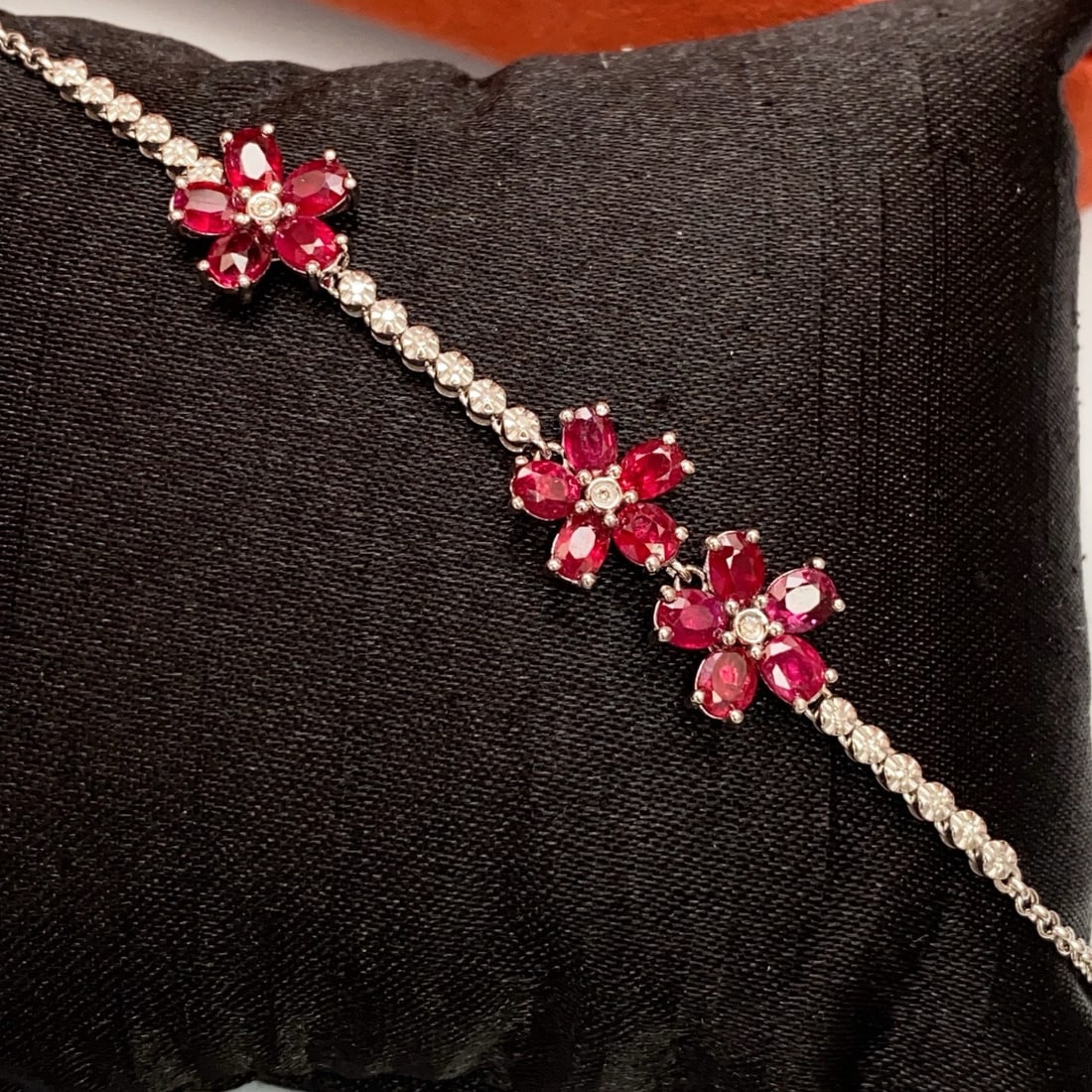 14k Gold 5.80 Ct Natural Ruby & Diamond Bracelet: Ref:231178134 // gold content:14k gold // main gemstone:ruby // shape:oval // carat weight:5. 80ct // color:red // treatment:natural // // adjacent gemstone 2 : diamond // number of stones:21 //