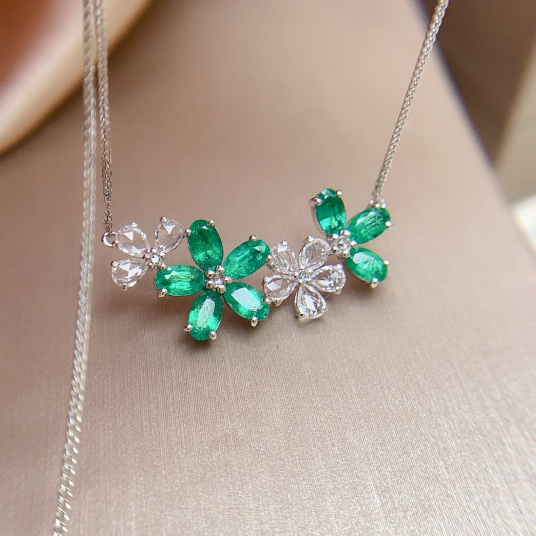 14k Gold 2.80 Ct Natural Emerald & Sapphire Necklace: Ref:231178147 // gold content:14k gold // main gemstone:emerald // shape:oval // carat weight:2. 80ct // color:green // treatment:natural // // adjacent gemstone 2 : sapphire // number of stones:12