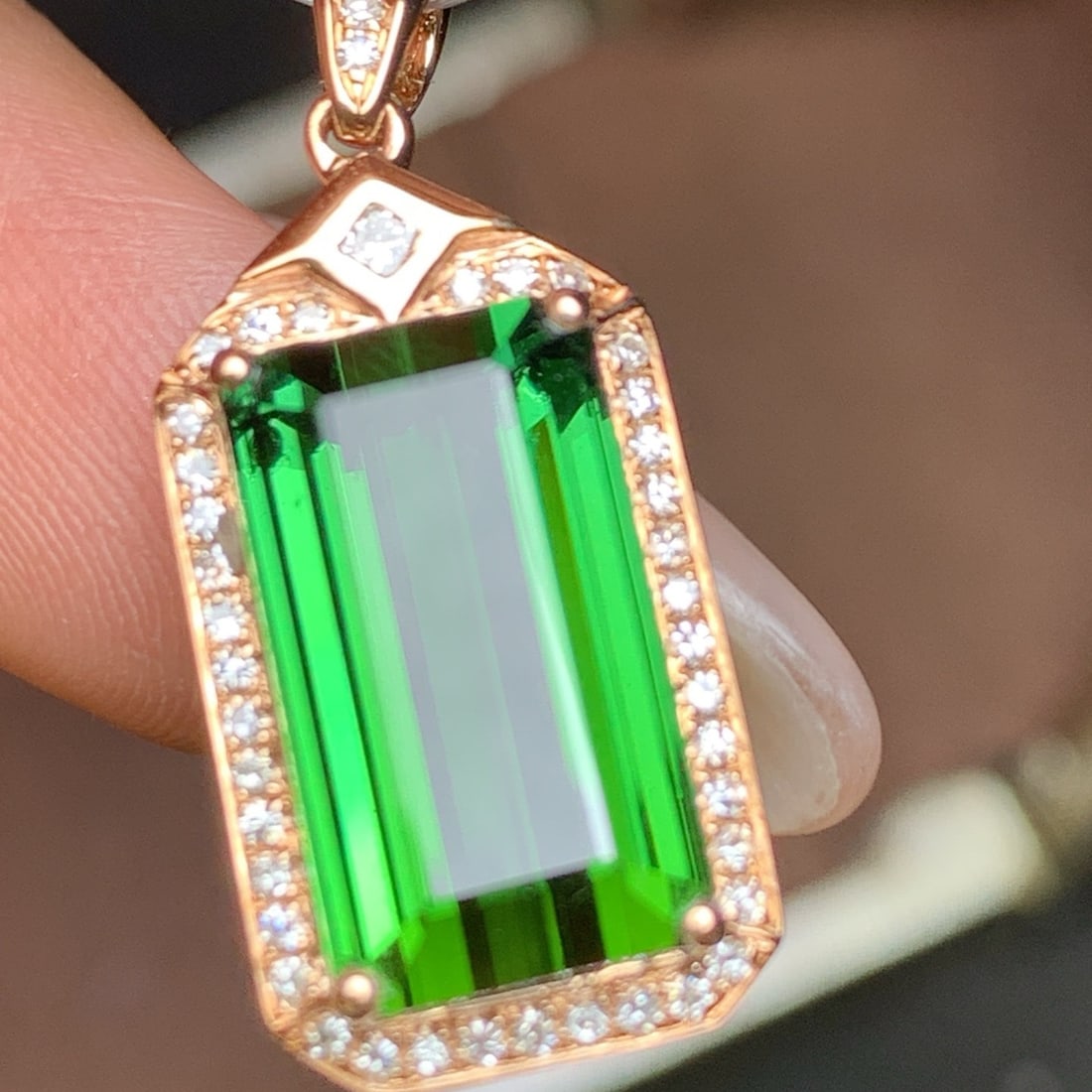 14k Gold 6.93 Ctw Natural Tourmaline & Diamond Pendant( Without Chain ): Ref:231178169 // gold content:14k gold // main gemstone:tourmaline // shape:octagonal // carat weight:6. 69ct // color:green // treatment:natural // // adjacent gemstone 2 : diamond // shape:round //