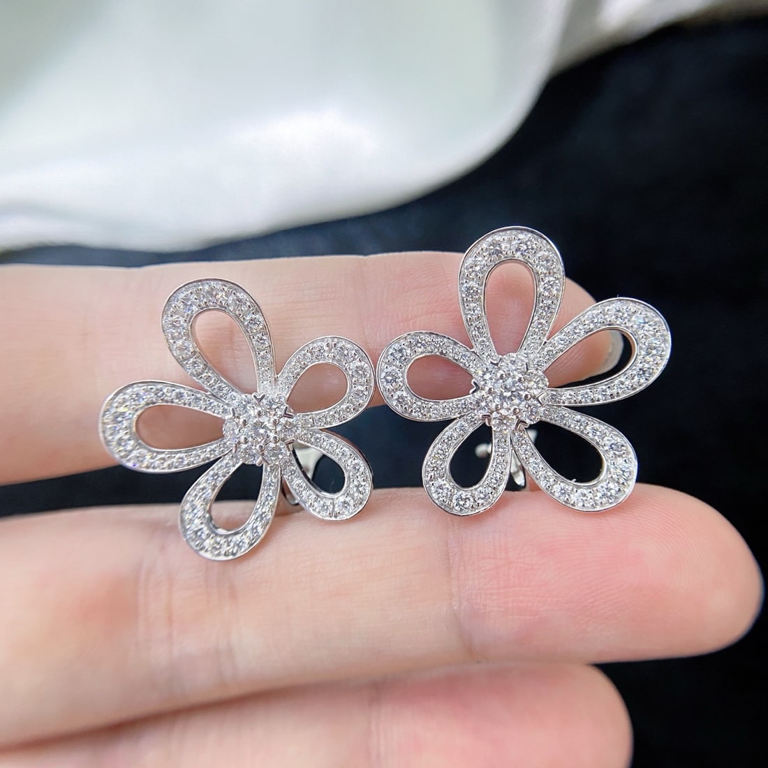 14k Gold 2.58 Ct Natural H Diamond & Flowers Earrings: Ref:231178170 // gold content:14k gold // main gemstone:diamond // shape:round // carat weight:2. 58ct // clarity grade:vs-si // color:h // treatment:natural // cut grade:g // Condition: New Low