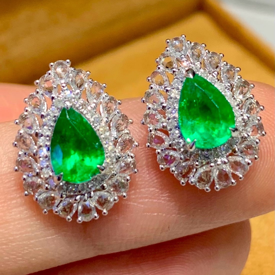 14k Gold 1.1 Ct Natural Emerald & Sapphire & Diamond Earrings: Ref:231178179 // gold content:14k gold // main gemstone:emerald // shape:pear // carat weight:1. 1ct // color:green // treatment:natural // // adjacent gemstone 2 : sapphire // shape:pear //