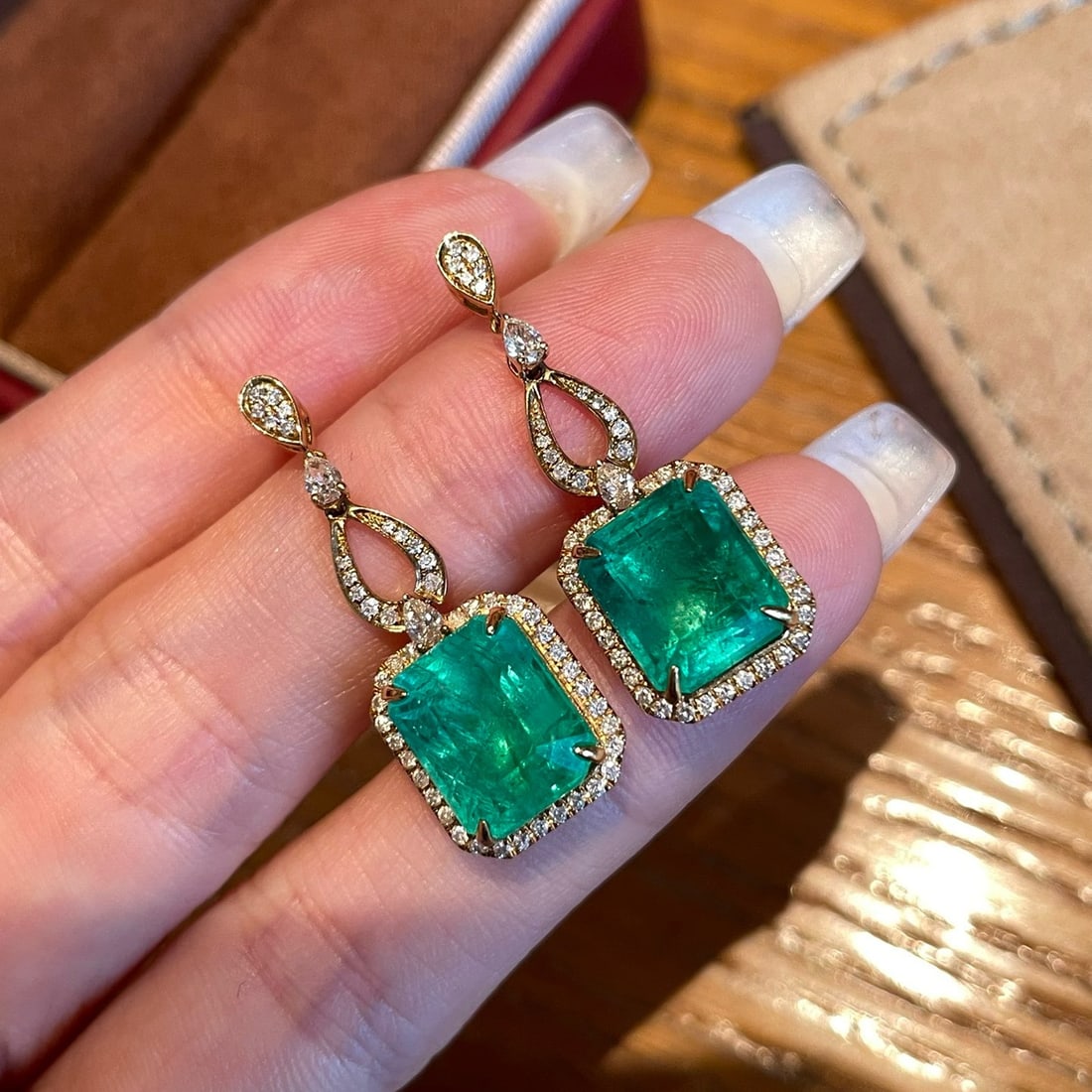 14k Gold 8.38 Ct Natural Emerald & Diamond Earrings: Ref:231178180 // gold content:14k gold // main gemstone:emerald // shape:octagonal // carat weight:8. 38ct // color:green // treatment:natural // // adjacent gemstone 2 : diamond // shape:round //