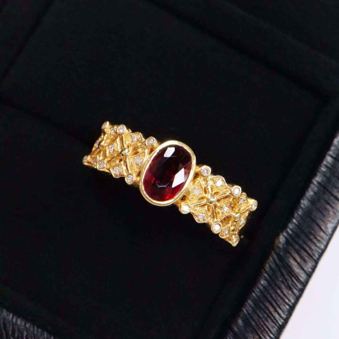 14k Gold 0.86 Ctw Natural Ruby & Diamond Ring: Ref:231178189 // gold content:14k gold // ring size:7. 25us // // main gemstone:ruby // shape:oval // carat weight:0. 75ct // color:red // treatment:natural // // adjacent gemstone 2 : diamond //