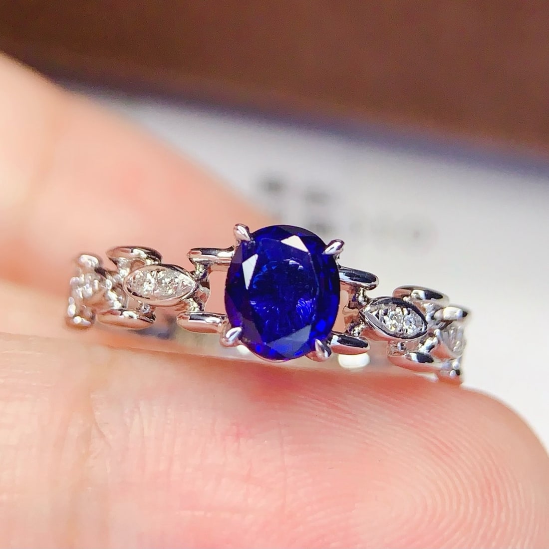 14k Gold 0.85 Ct Natural Sapphire & Diamond Ring: Ref:231178191 // gold content:14k gold // ring size:7. 25us // // main gemstone:sapphire // shape:oval // carat weight:0. 85ct // color:blue // treatment:natural // // adjacent gemstone 2 : diamond //
