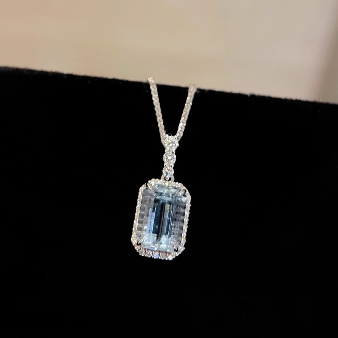 14k Gold 1.6 Ctw Natural Aquamarine & Diamond Pendant( Without Chain ): Ref:231178196 // gold content:14k gold // main gemstone:aquamarine // shape:octagonal // carat weight:1. 4ct // color:blue // treatment:natural // // adjacent gemstone 2 : diamond // shape:round //