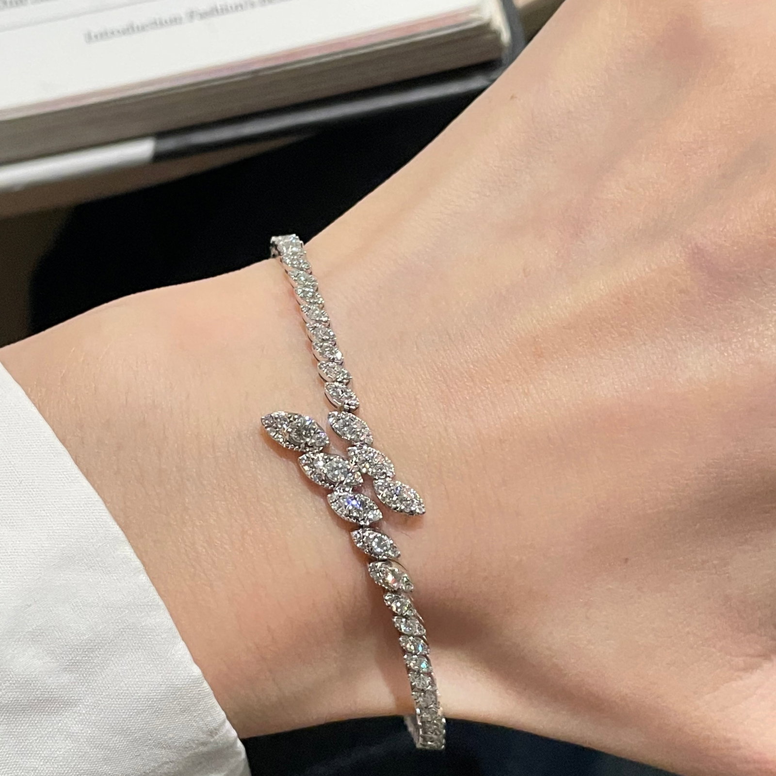 14k Gold 1.75 Ct Natural H Diamond Bracelet: Ref:231178204 // gold content:14k gold // main gemstone:diamond // shape:round // carat weight:1. 75ct // clarity grade:vs-si // color:h // treatment:natural // cut grade:g // Low Estimate: 10000