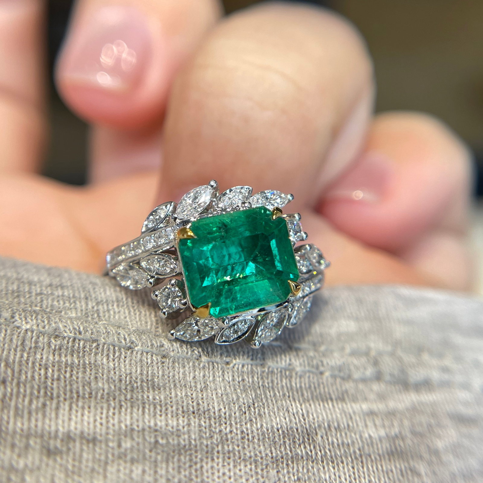 14k Gold 2.43 Ct Natural Emerald & Diamond Ring: Ref:231178208 // gold content:14k gold // ring size:7. 25us // // main gemstone:emerald // shape:octagonal // carat weight:2. 43ct // color:green // treatment:natural // // adjacent gemstone 2 :