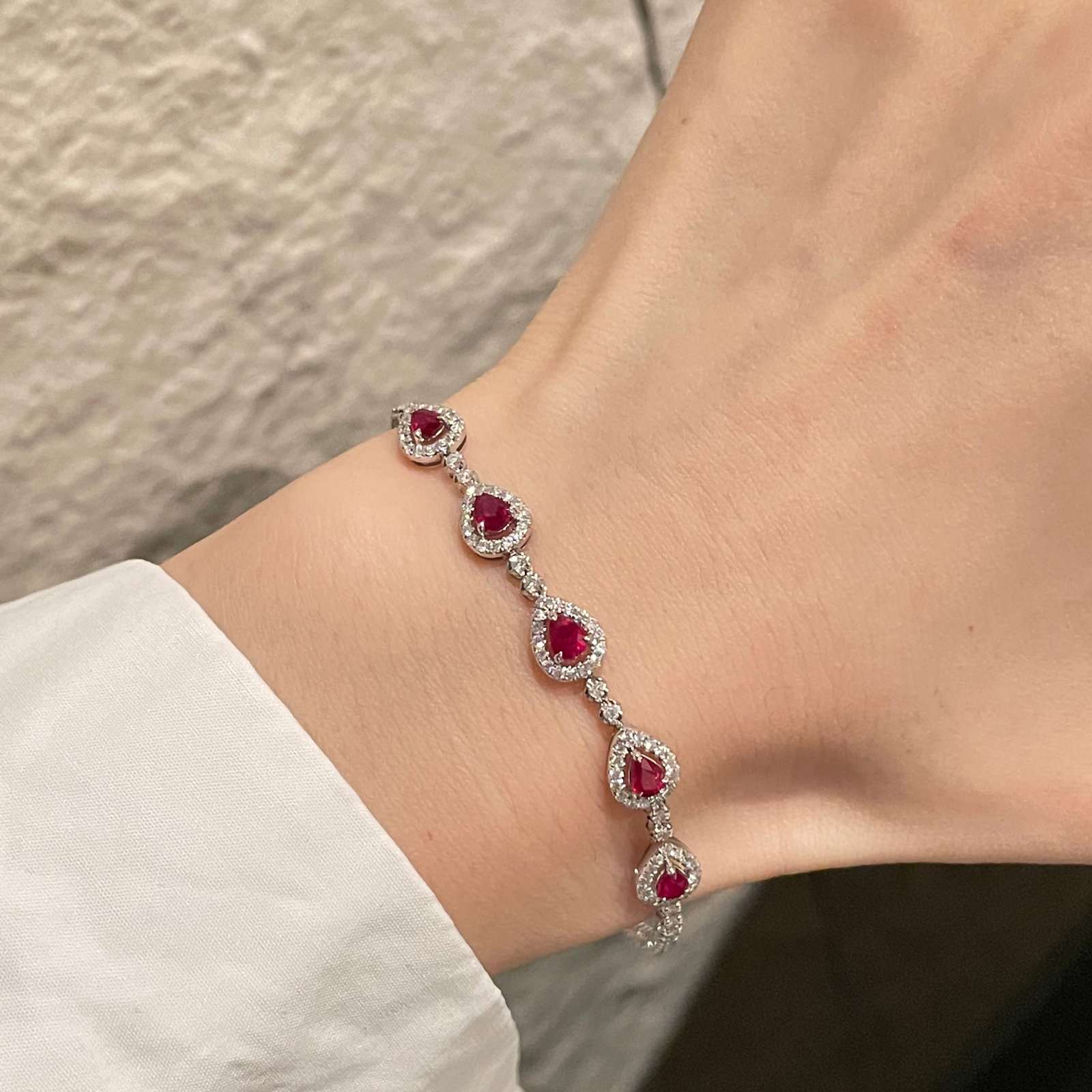 14k Gold 2.00 Ctw Vivid Red Natural Ruby & Diamond Bracelet: Ref:231178209 // gold content:14k gold // main gemstone:ruby // shape:pear // carat weight:1. 00ct // color:vivid red // treatment:natural // // adjacent gemstone 2 : diamond // shape:round // carat