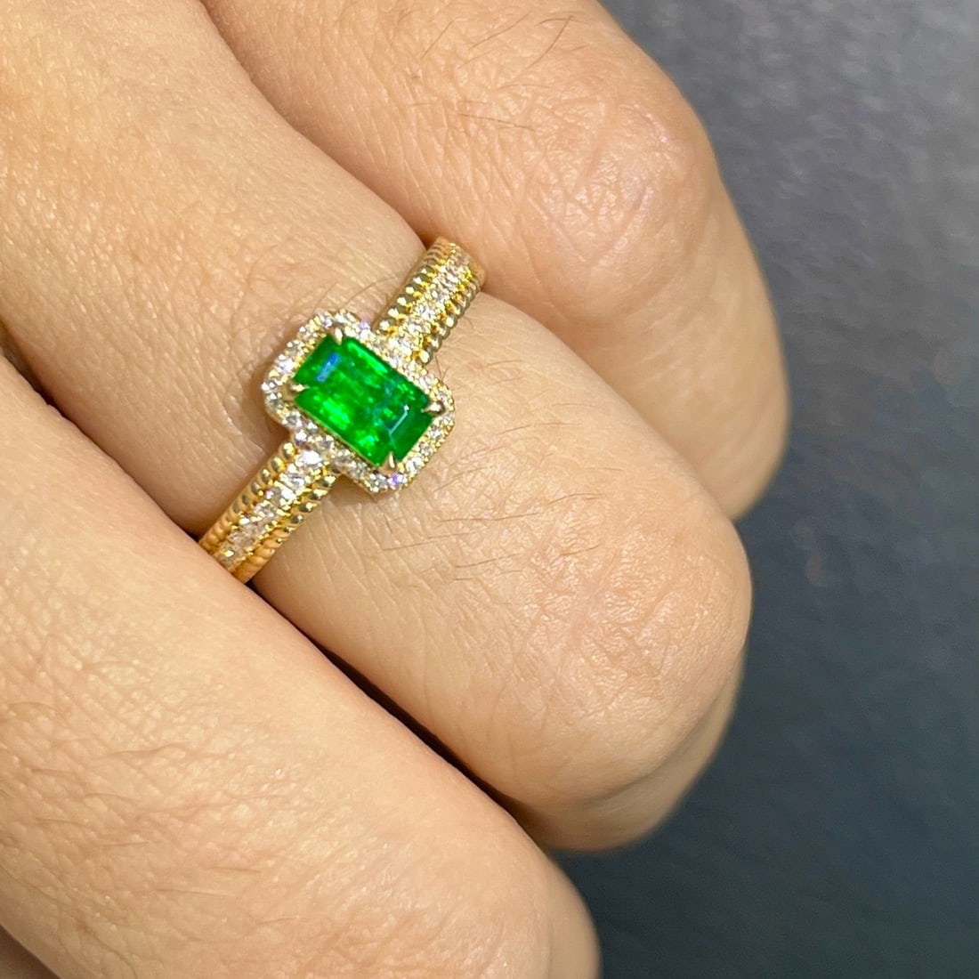 14k Gold 0.72 Ctw Natural Emerald & Diamond Ring - 6