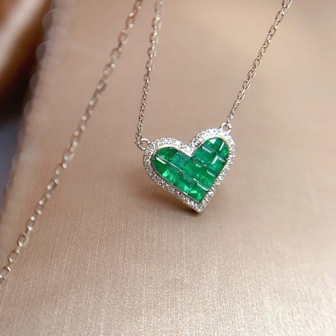 14k Gold 1.30 Ct Natural Emerald & Diamond Necklace: Ref:231178219 // gold content:14k gold // main gemstone:emerald // shape:square // carat weight:1. 30ct // color:green // treatment:natural // // adjacent gemstone 2 : diamond // number of stones:44