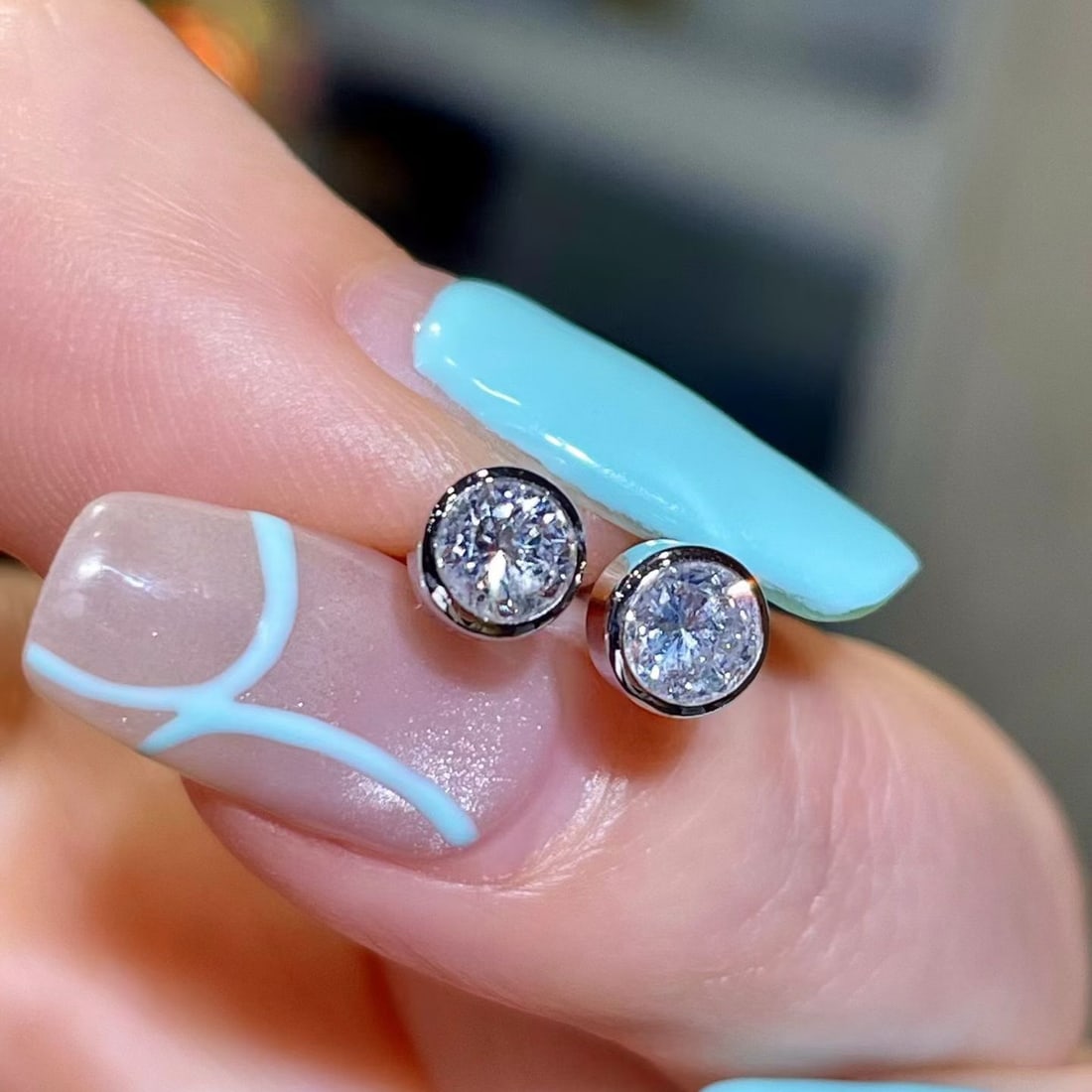 14k Gold 0.74 Ct Natural H Diamond Earrings: Ref:231178223 // gold content:14k gold // main gemstone:diamond // shape:round // carat weight:0. 74ct // clarity grade:vs-si // color:h // treatment:natural // cut grade:g // Low Estimate: 3300