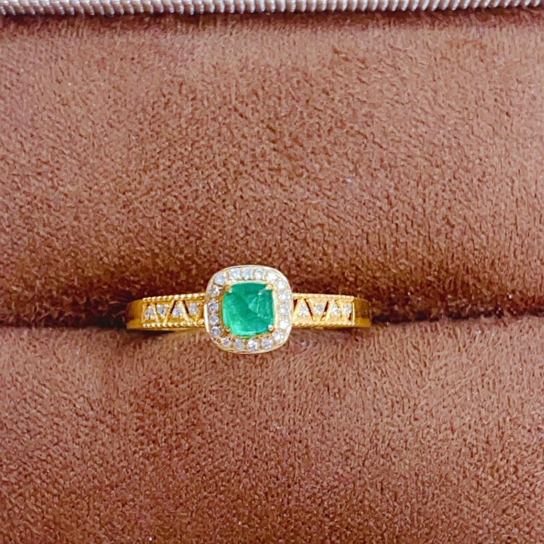 14k Gold 0.3 Ct Natural Emerald & Diamond Ring: Ref:231178225 // gold content:14k gold // ring size:7. 25us // // main gemstone:emerald // shape:sugar-loaf // carat weight:0. 3ct // color:green // treatment:natural // // adjacent gemstone 2 : diamo