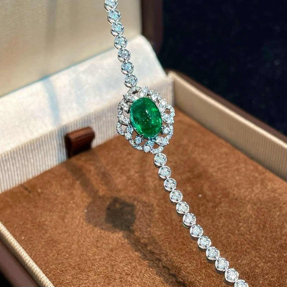 14k Gold 2.85 Ctw Natural Emerald & Diamond Bracelet: Ref:231178228 // gold content:14k gold // main gemstone:emerald // shape:oval // carat weight:1. 71ct // color:green // treatment:natural // // adjacent gemstone 2 : diamond // shape:round // carat