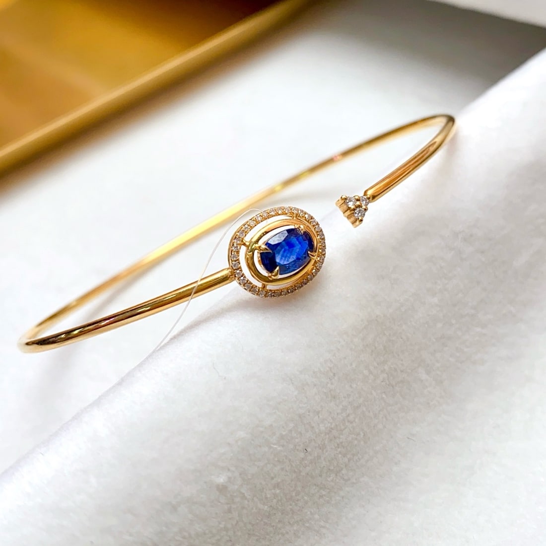 14k Gold 0.65 Ct Natural Sapphire & Diamond Bangle: Ref:231178231 // gold content:14k gold // main gemstone:sapphire // shape:oval // carat weight:0. 65ct // color:blue // treatment:natural // // adjacent gemstone 2 : diamond // number of stones:39 //