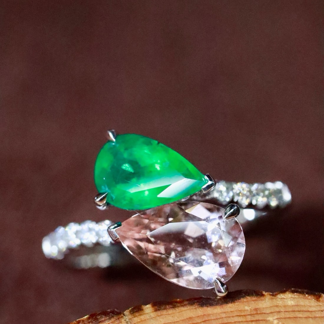 14k Gold 2.08 Ctw Natural Morganite & Emerald & Toi Et Moi Ring: Ref:231178232 // gold content:14k gold // ring size:7. 25us // // main gemstone:morganite // shape:pear // carat weight:1. 29ct // color:pink // treatment:natural // // adjacent gemstone 2 : emerald