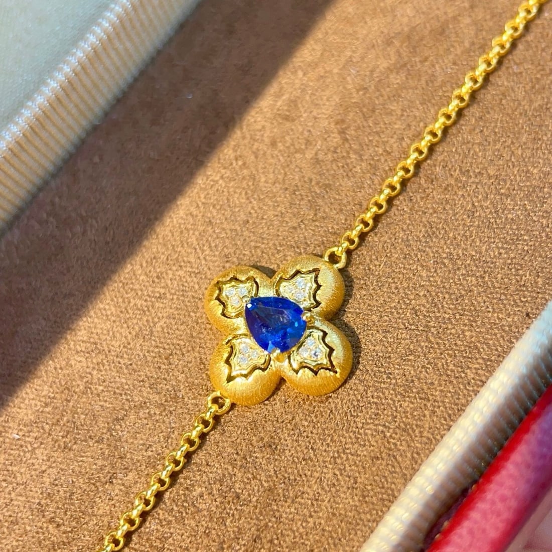 14k Gold 0.58 Ctw Natural Sapphire & Diamond Bracelet: Ref:231178234 // gold content:14k gold // main gemstone:sapphire // shape:pear // carat weight:0. 55ct // color:blue // treatment:natural // // adjacent gemstone 2 : diamond // shape:round // carat