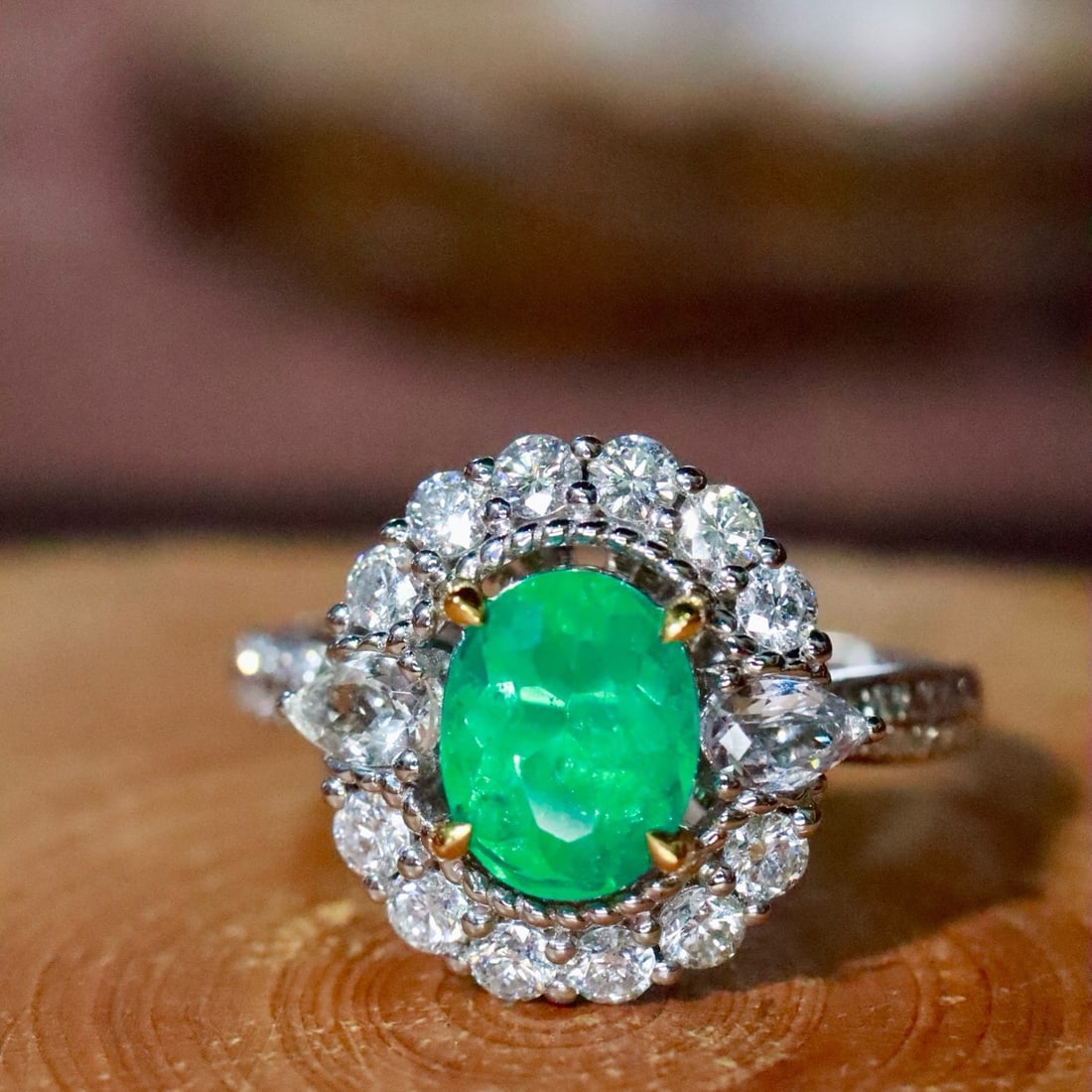 14k Gold 1.52 Ctw Vivid Green Natural Emerald & Diamond Ring: Ref:231178240 // gold content:14k gold // ring size:7. 25us // // main gemstone:emerald // shape:oval // carat weight:1. 01ct // color:vivid green // treatment:natural // // adjacent gemstone 2 :
