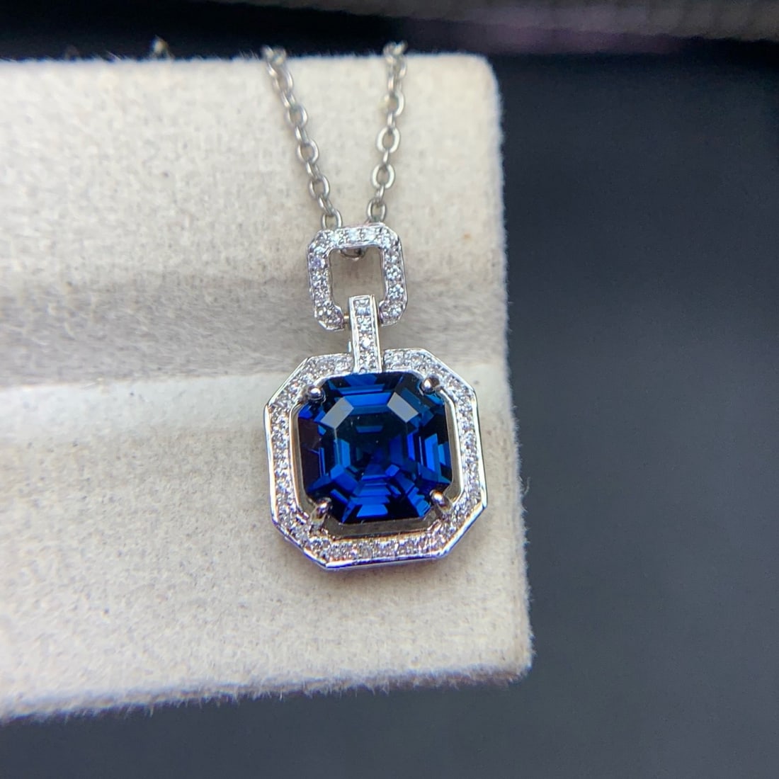 14k Gold 1.84 Ct Natural Sapphire & Diamond Pendant( Without Chain ): Ref:231178244 // gold content:14k gold // main gemstone:sapphire // shape:octagonal // carat weight:1. 84ct // color:blue // treatment:natural // // adjacent gemstone 2 : diamond // shape:round //