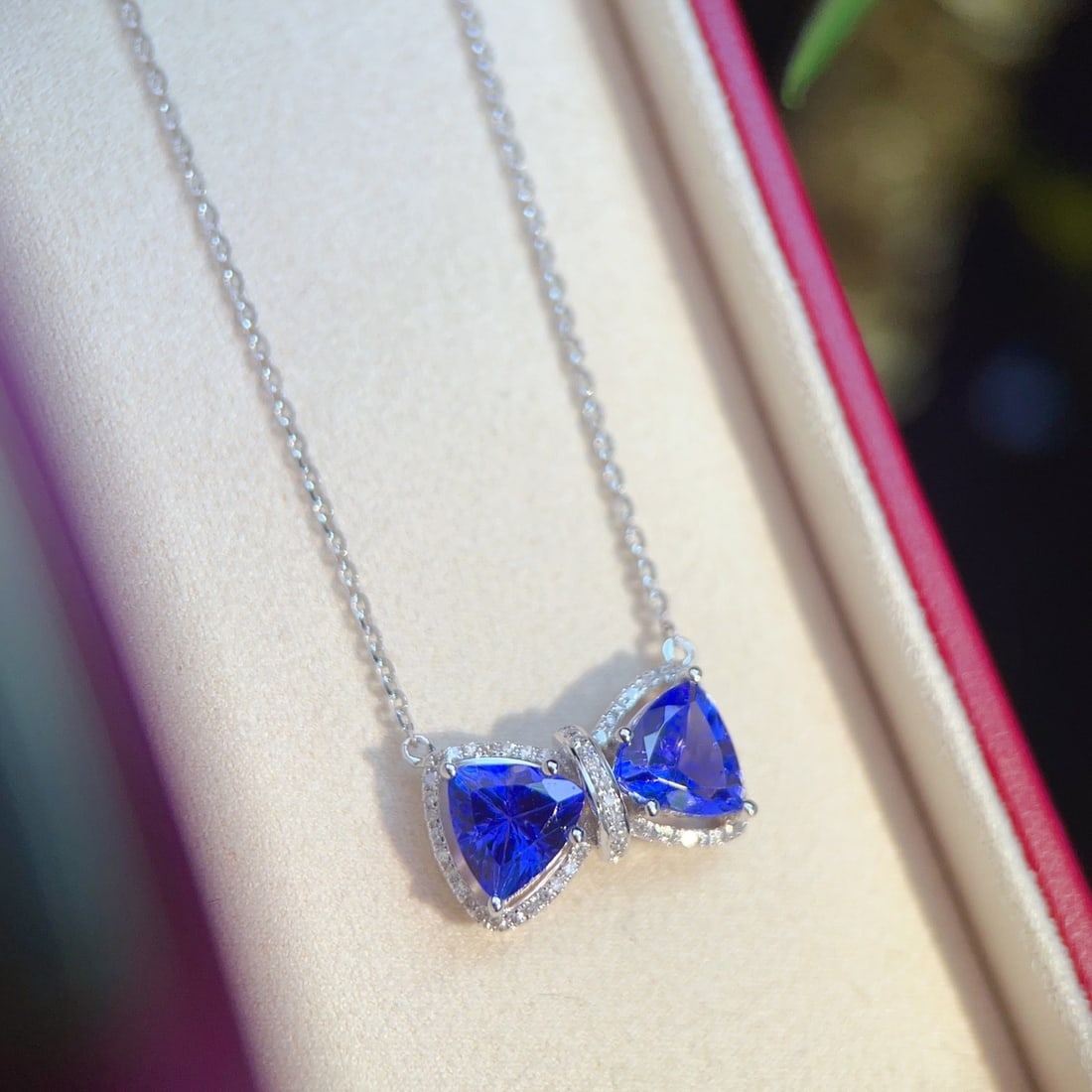 14k Gold 2.65 Ct Natural Tanzanite & Diamond Necklace: Ref:231178254 // gold content:14k gold // main gemstone:tanzanite // shape:triangle // carat weight:2. 65ct // color:blue // treatment:natural // // adjacent gemstone 2 : diamond // number of stones:5
