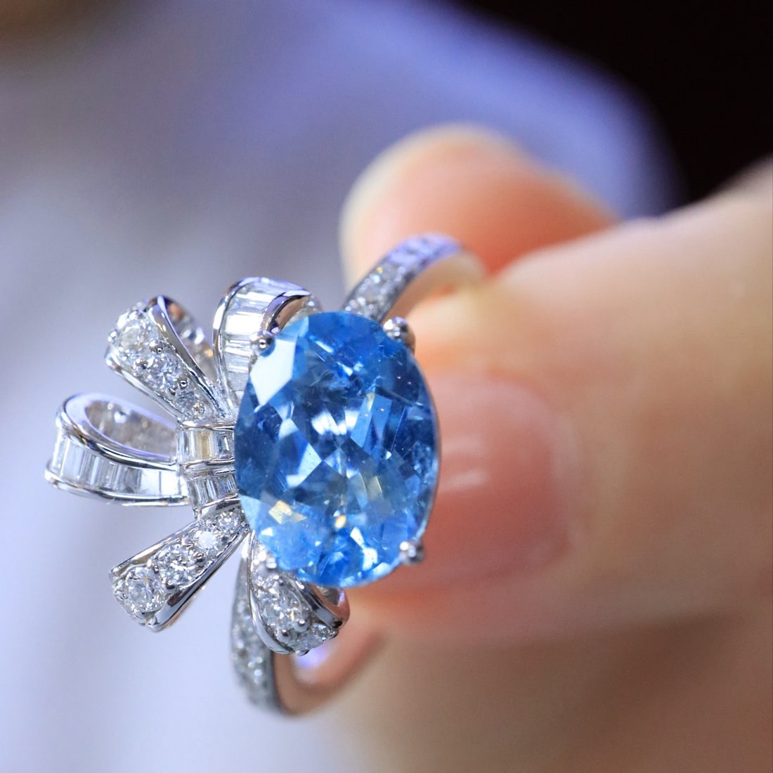 14k Gold 1.93 Ctw Natural Aquamarine & Diamond Ring: Ref:231178300 // gold content:14k gold // ring size:7. 25us // // main gemstone:aquamarine // shape:oval // carat weight:1. 55ct // color:santa maria color // treatment:natural // // adjacent
