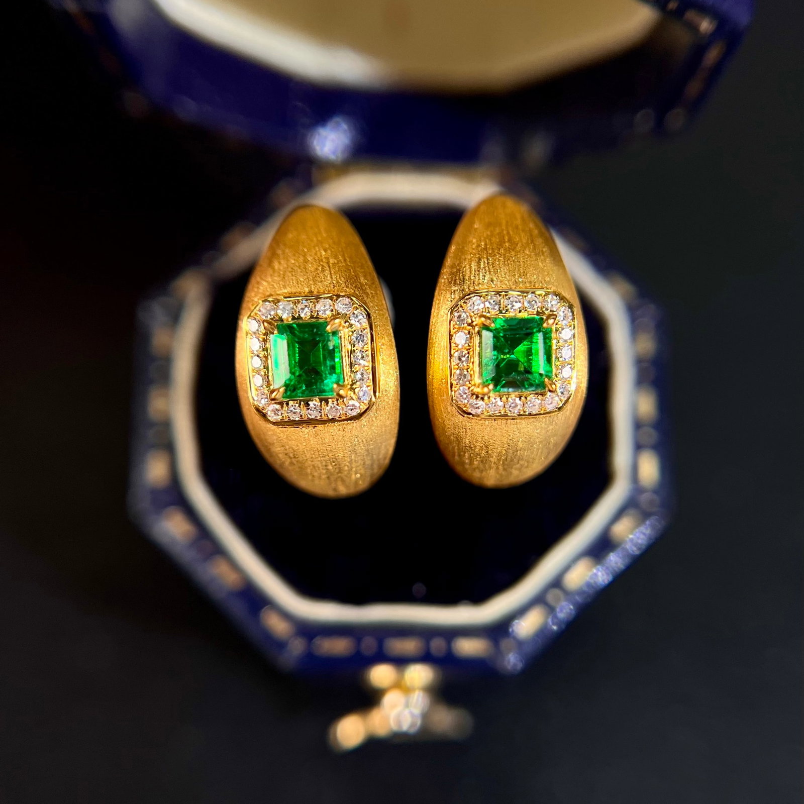14k Gold 0.52 Ctw Natural Emerald & Diamond Earrings: Ref:231178303 // gold content:14k gold // main gemstone:emerald // shape:octagonal // carat weight:0. 40ct // color:green // treatment:natural // // adjacent gemstone 2 : diamond // shape:round //