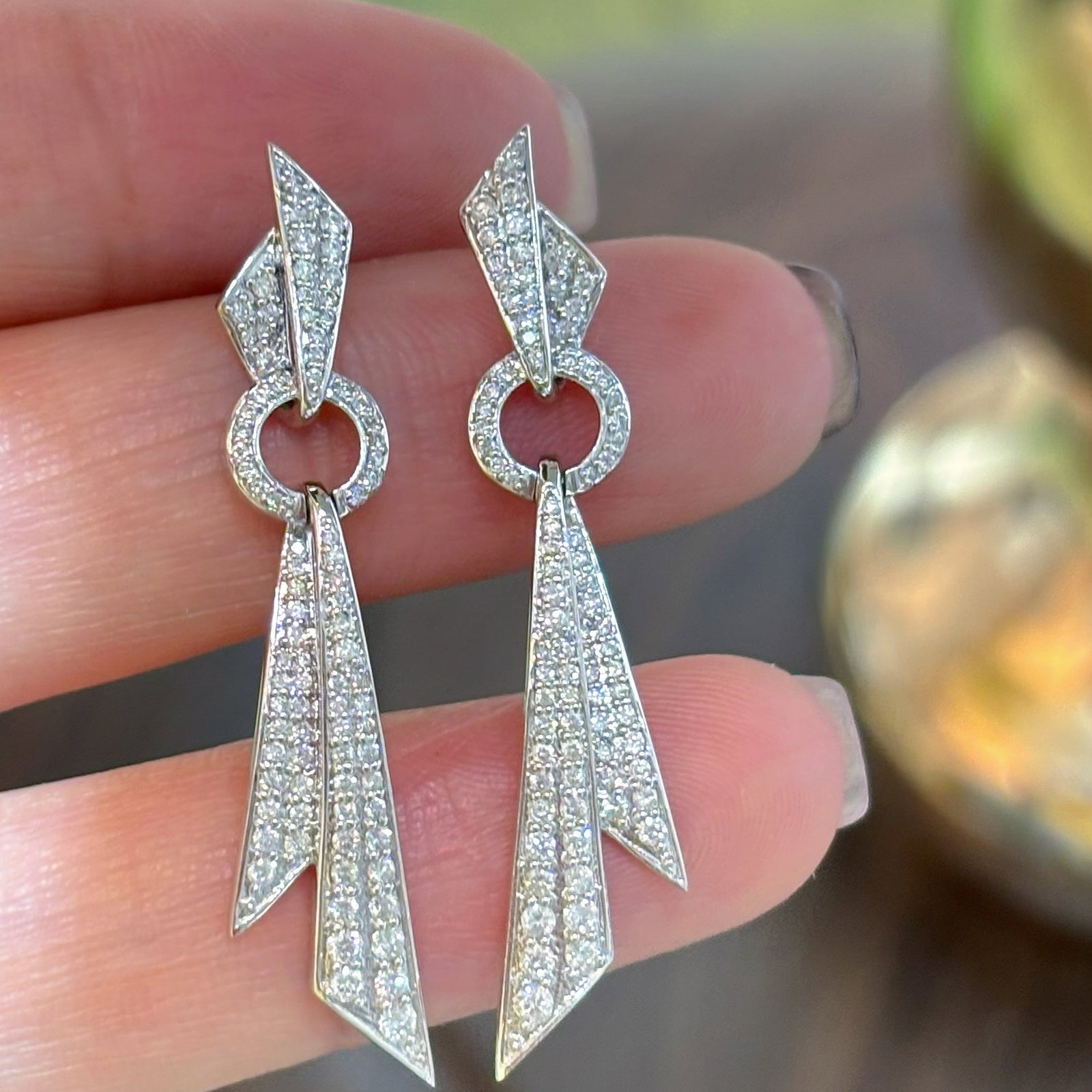 14k Gold 1 Ct Natural H Diamond Earrings: Ref:231178309 // gold content:14k gold // main gemstone:diamond // shape:round // carat weight:1ct // clarity grade:vs-si // color:h // treatment:natural // cut grade:g // High Estimate: 4300