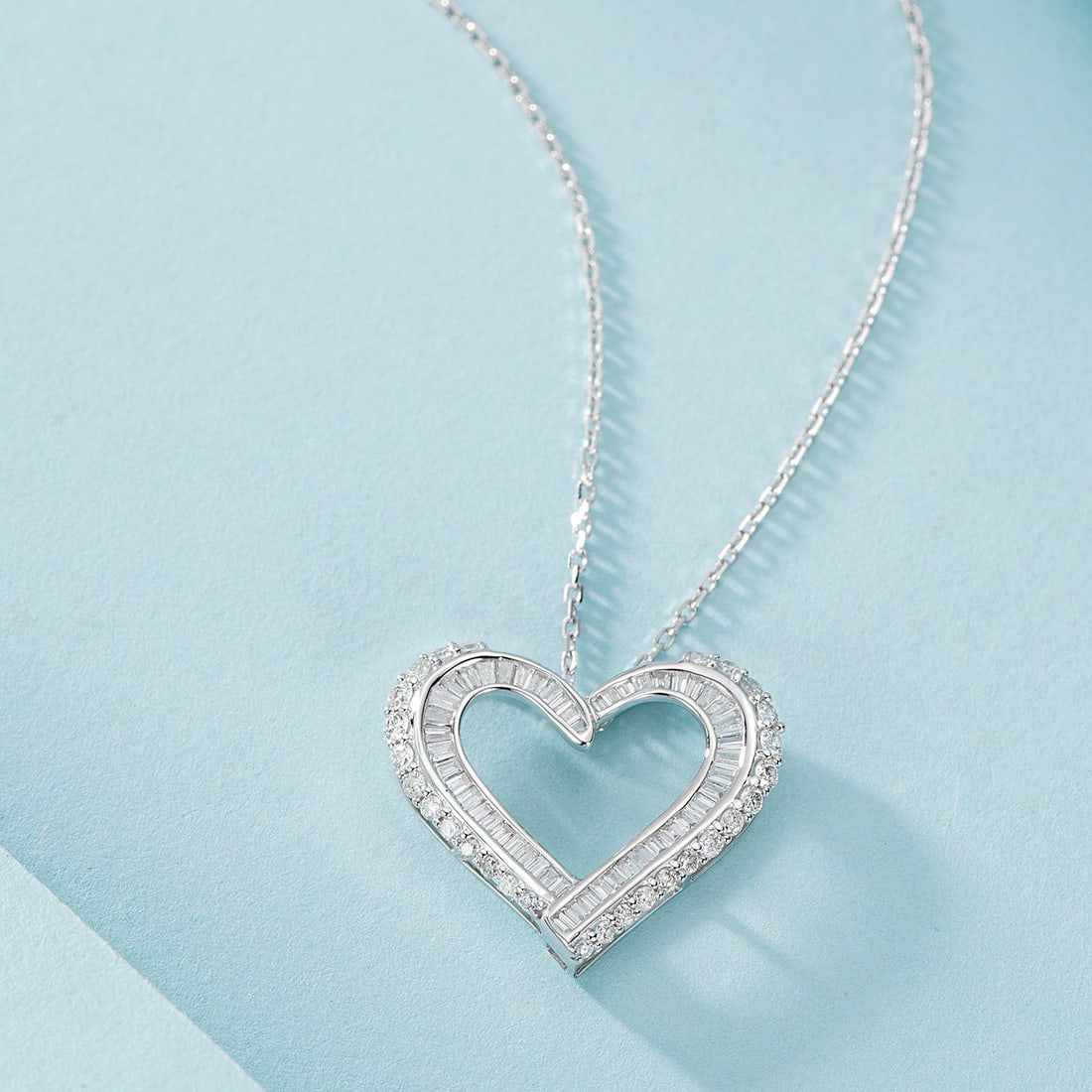 14k Gold 0.42 Ctw Natural H Diamond Necklace: Ref:231178310 // gold content:14k gold // main gemstone:diamond // shape:baguette // carat weight:0. 10ct // clarity grade:vs-si // color:h // treatment:natural // // adjacent gemstone 2 : diamond //