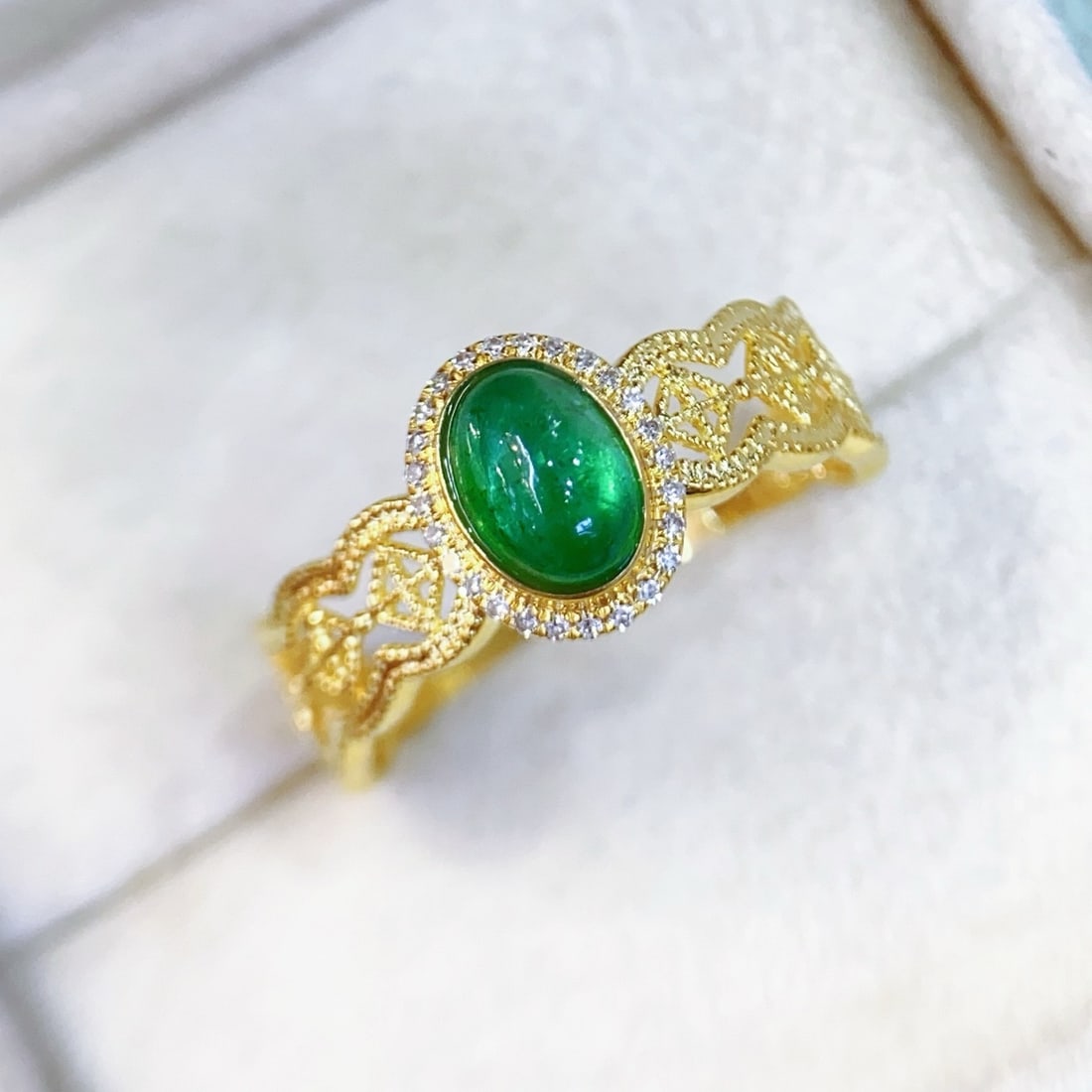 14k Gold 0.65 Ct Natural Emerald & Diamond Ring: Ref:231178316 // gold content:14k gold // ring size:7. 25us // // main gemstone:emerald // shape:oval // carat weight:0. 65ct // color:green // treatment:natural // // adjacent gemstone 2 : diamond //