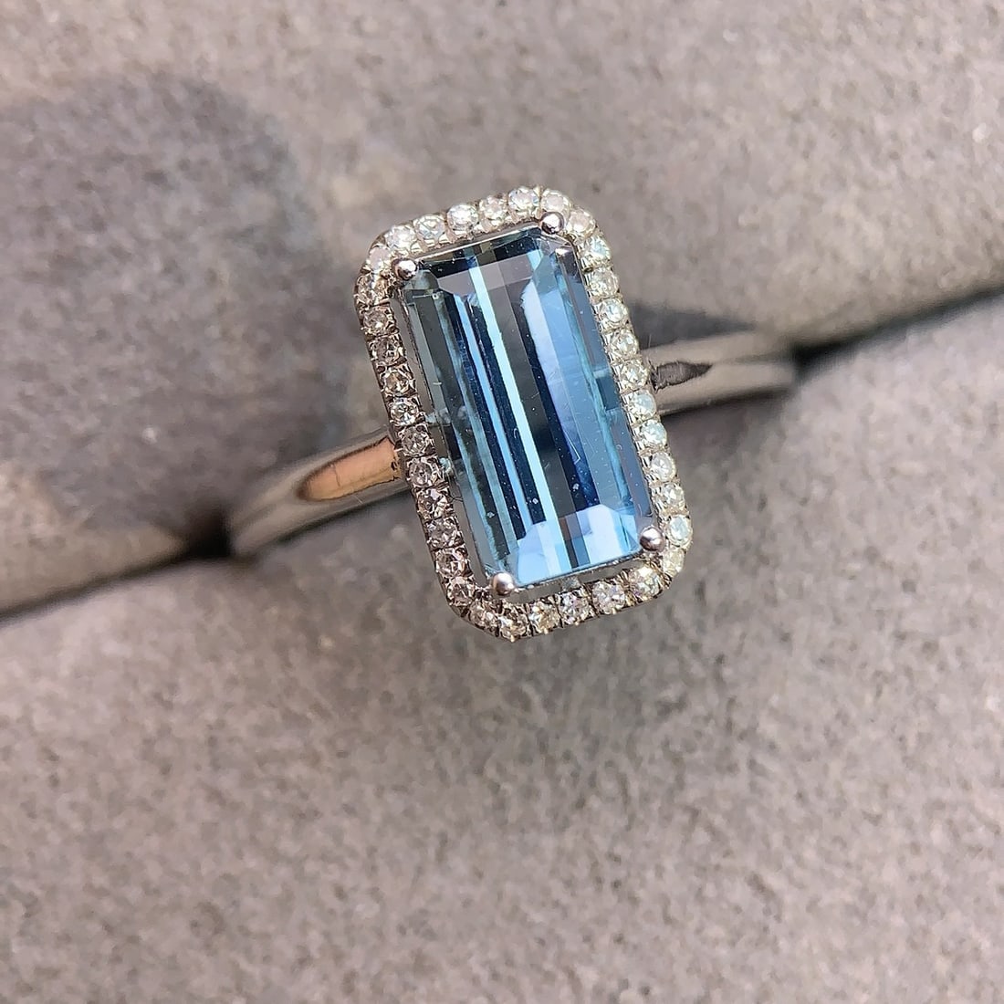 14k Gold 1.65 Ctw Natural Aquamarine & Diamond Ring: Ref:231178322 // gold content:14k gold // ring size:7. 25us // // main gemstone:aquamarine // shape:octagonal // carat weight:1. 55ct // color:blue // treatment:natural // // adjacent gemstone 2 :