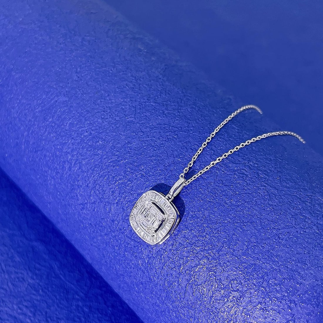 14k Gold 0.30 Ctw Natural H Diamond Necklace: Ref:231178329 // gold content:14k gold // main gemstone:diamond // shape:round // carat weight:0. 09ct // clarity grade:vs-si // color:h // treatment:natural // cut grade:g // // adjacent gemstone 2
