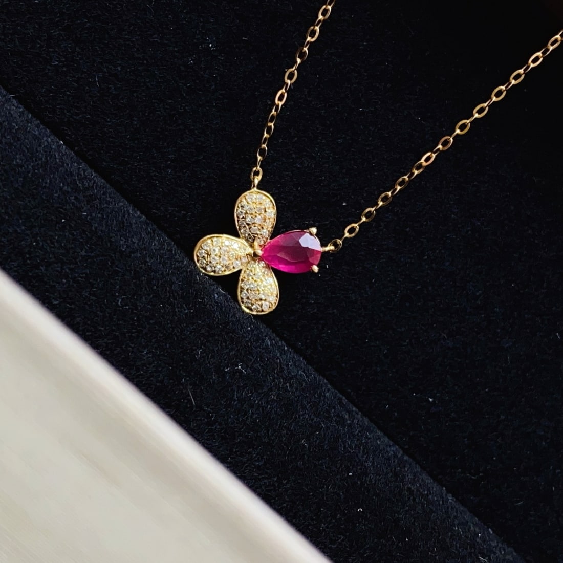 14k Gold 0.80 Ct Natural Ruby & Diamond Necklace: Ref:231178345 // gold content:14k gold // main gemstone:ruby // shape:pear // carat weight:0. 80ct // color:red // treatment:natural // // adjacent gemstone 2 : diamond // number of stones:51 //
