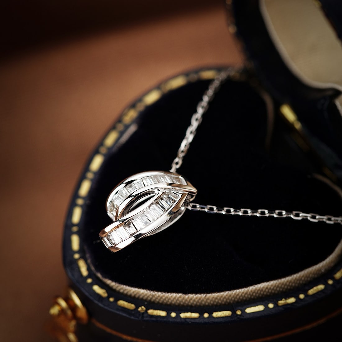 14k Gold 0.13 Ct Natural H Diamond Necklace: Ref:231178381 // gold content:14k gold // main gemstone:diamond // shape:baguette // carat weight:0. 13ct // clarity grade:vs-si // color:h // treatment:natural // Condition: New High Estimate: 2500 L