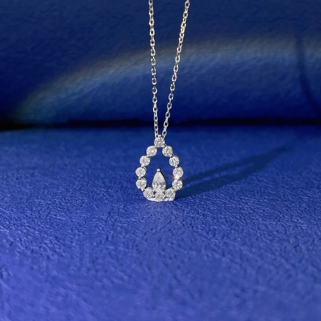 14k Gold 0.39 Ctw Natural H Diamond Necklace: Ref:231178389 // gold content:14k gold // main gemstone:diamond // shape:pear // carat weight:0. 09ct // clarity grade:vs-si // color:h // treatment:natural // // adjacent gemstone 2 : diamond // shap