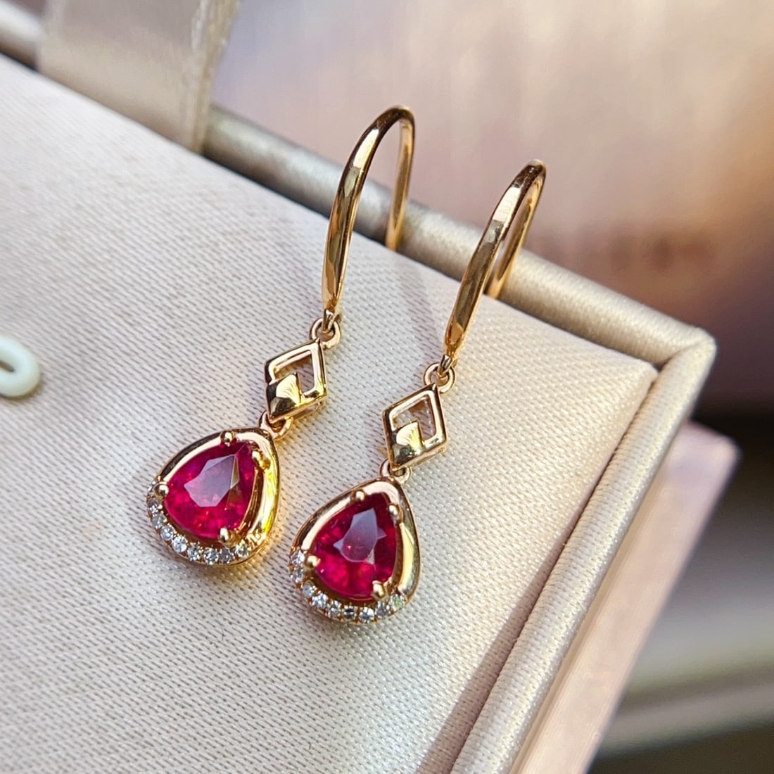 14k Gold 0.90 Ctw Natural Tourmaline & Diamond Earrings: Ref:231178398 // gold content:14k gold // main gemstone:tourmaline // shape:pear // carat weight:0. 85ct // color:red // treatment:natural // // adjacent gemstone 2 : diamond // number of stones:18