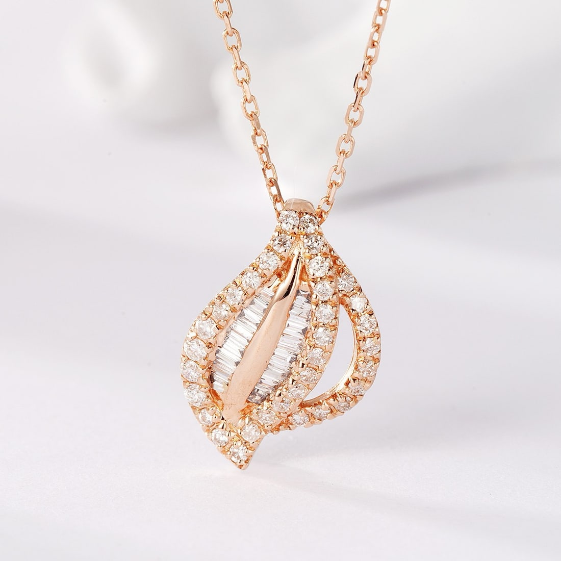 14k Gold 0.25 Ctw Natural H Diamond Necklace: Ref:231178401 // gold content:14k gold // main gemstone:diamond // shape:baguette // carat weight:0. 06ct // clarity grade:vs-si // color:h // treatment:natural // // adjacent gemstone 2 : diamond //