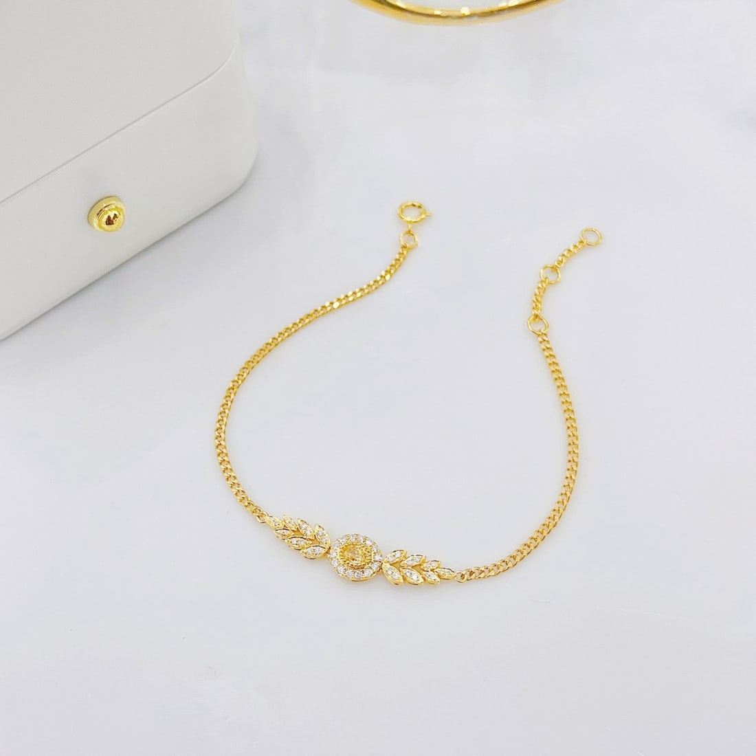 14k Gold 0.33 Ctw Natural Yellow Diamond & Diamond Bracelet: Ref:231178403 // gold content:14k gold // main gemstone:yellow diamond // shape:oval // carat weight:0. 18ct // color:yellow // treatment:natural // // adjacent gemstone 2 : diamond // shape:round //