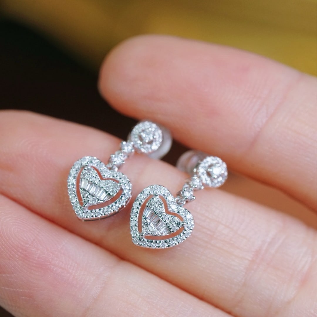 14k Gold 0.46 Ct Natural H Diamond Earrings: Ref:231178407 // gold content:14k gold // main gemstone:diamond // shape:multiple // carat weight:0. 46ct // clarity grade:vs-si // color:h // treatment:natural // Low Estimate: 3700 Condition: New