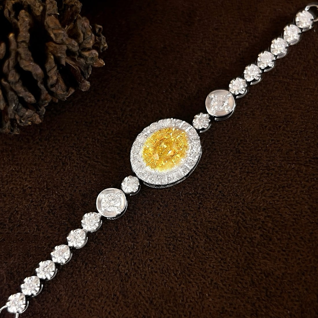 14k Gold 0.60 Ctw Natural Yellow Diamond & Diamond Bracelet: Ref:231178414 // gold content:14k gold // main gemstone:yellow diamond // shape:oval // carat weight:0. 18ct // color:yellow // treatment:natural // // adjacent gemstone 2 : diamond // shape:round //