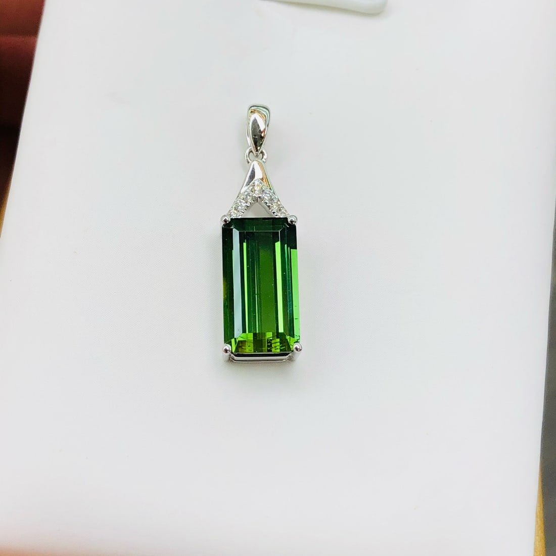 14k Gold 3.09 Ctw Natural Tourmaline & Diamond Pendant( Without Chain ): Ref:231178415 // gold content:14k gold // main gemstone:tourmaline // shape:octagonal // carat weight:3. 05ct // color:green // treatment:natural // // adjacent gemstone 2 : diamond // number of