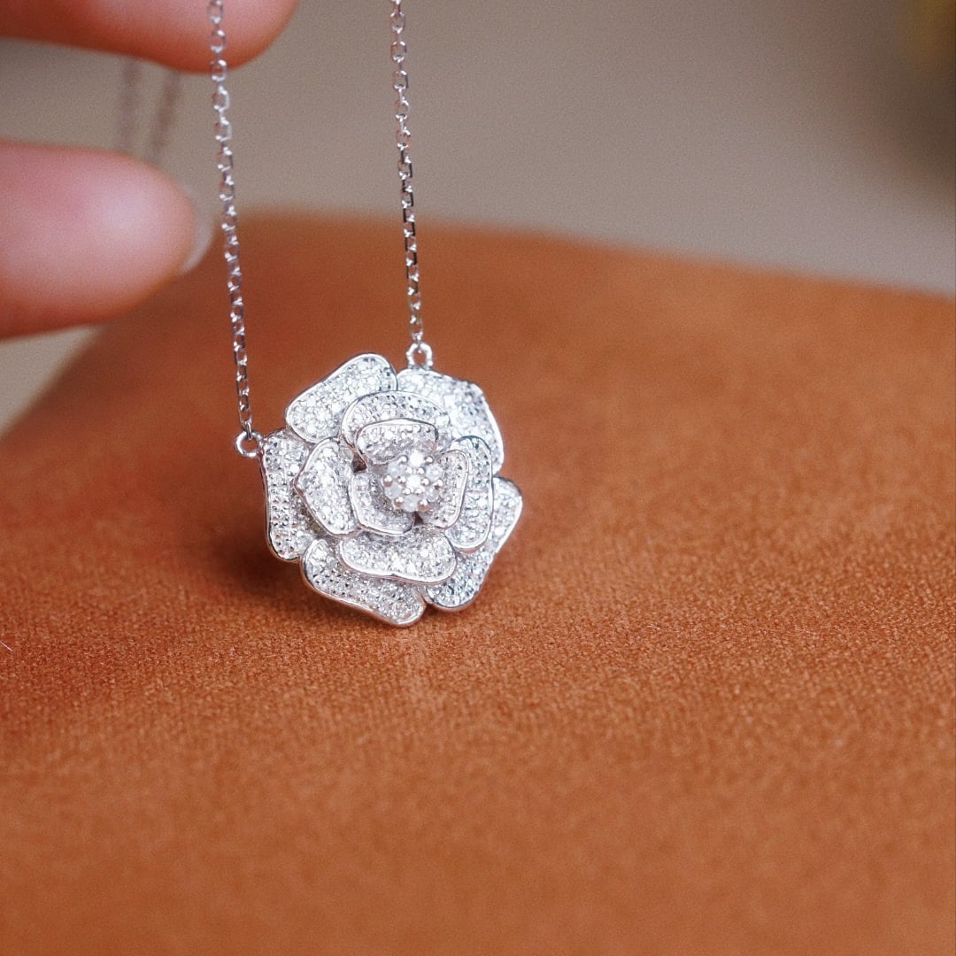 14k Gold 0.30 Ct Natural H Diamond & Flowers Necklace: Ref:231178428 // gold content:14k gold // main gemstone:diamond // shape:round // carat weight:0. 30ct // clarity grade:vs-si // color:h // treatment:natural // cut grade:g // Low Estimate: 3700